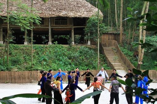 Du lịch giúp tạo nguồn thu cho cộng đồng địa phương