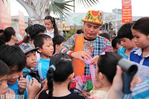 Tặng quà trung thu cho hơn 1.000 thiếu nhi, học sinh xã Thạnh Lộc