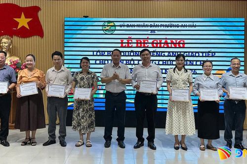 Phường An Hải bế giảng lớp bồi dưỡng tiếng Anh giao tiếp cho cán bộ, công chức, viên chức