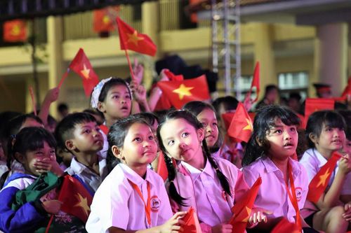 Non cao vui hội trăng rằm...