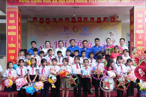 Trung thu thắm tình xuôi ngược