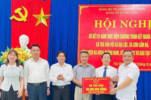 Xã Đại Lộc trao 50 triệu đồng hỗ trợ sinh kế cho người dân xã Trà Vân