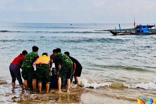 Đồn Biên phòng Tam Thanh kịp thời hỗ trợ 2 ngư dân gặp nạn trên biển