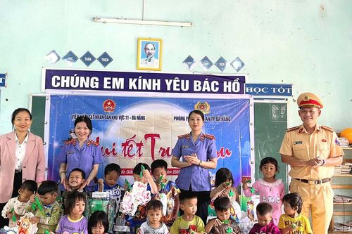 Chương trình thiện nguyện 'Vui Tết Trung thu' đến với học sinh xã Bến Giằng