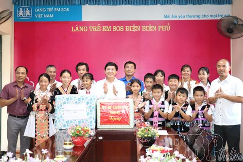 Đồng chí Mùa A Vảng thăm, tặng quà trẻ em có hoàn cảnh đặc biệt dịp Tết Trung thu