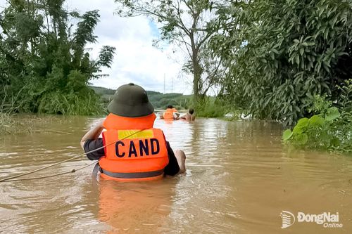 Công an xã Bình Minh khuyến cáo người dân vùng ngập
