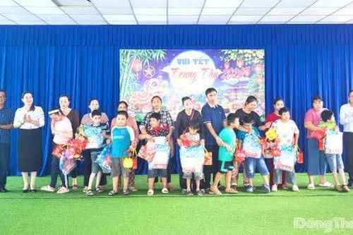 Ấm áp mùa trăng dành cho trẻ em yếu thế