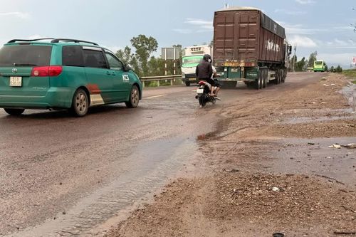 Sau mưa lớn, QL 19 xuất hiện nhiều điểm mất an toàn