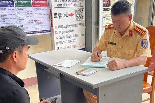T&agrave;i xế xe kh&aacute;ch Tiến Cảnh bị phạt 5 triệu đồng v&igrave; vượt phải, tạt đầu xe kh&aacute;c