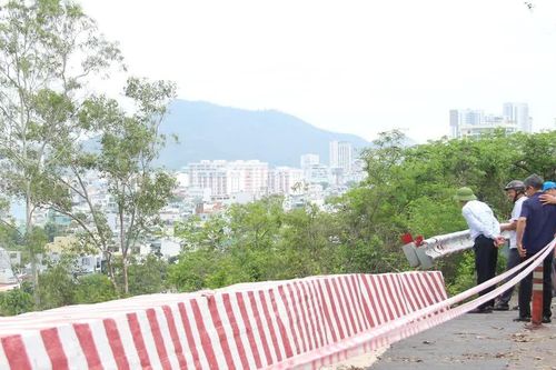 Kiểm tra thực địa các điểm sạt lở, đá rơi tại phường Quy Nhơn Nam