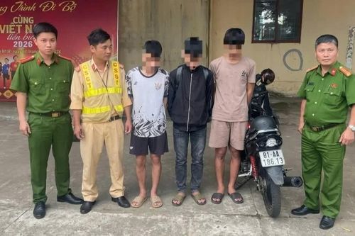 Phạt hơn 7 triệu với học sinh đi xe máy chở 3, lạng lách