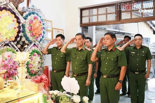 Đoàn công tác Cục Cảnh sát phòng, chống tội phạm về môi trường thăm hỏi, động viên gia đình liệt sĩ Thiếu tá Nguyễn Xuân Hải