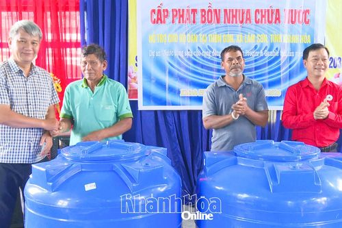 Hội Chữ thập đỏ tỉnh trao 60 bồn chứa nước cho người dân xã Lâm Sơn