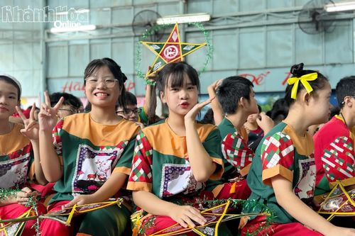 Trung tâm Phục hồi chức năng - Giáo dục trẻ em khuyết tật Khánh Hòa tổ chức Tết Trung thu cho học sinh