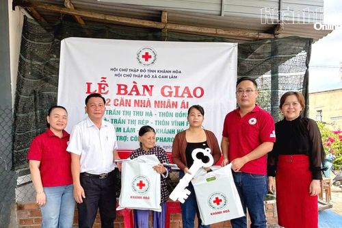 Bàn giao 2 nhà Nhân ái cho hộ khó khăn tại xã Cam Lâm