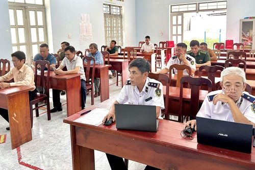 Xã Nam Cam Ranh phối hợp phổ biến pháp luật về giao thông đường thủy nội địa