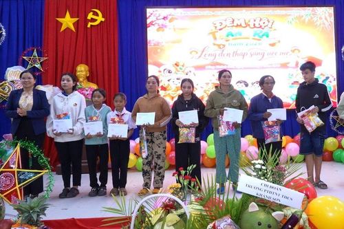 Xã Đông Khánh Sơn trao hơn 60 suất quà Trung thu cho trẻ em có hoàn cảnh khó khăn