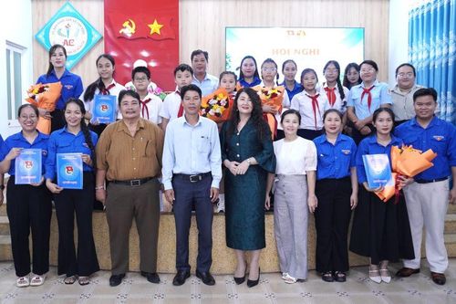 Đoàn Thanh niên - Hội đồng Đội xã Vạn Ninh công bố các quyết định thành lập chi đoàn, liên đội