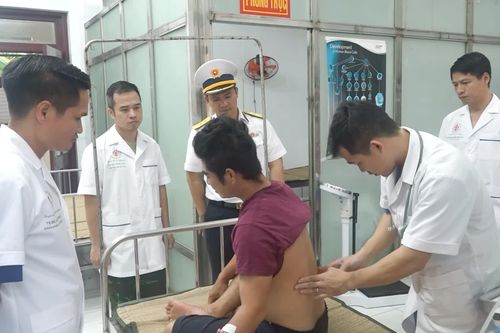 Bệnh xá đảo Song Tử Tây cấp cứu ngư dân bị sỏi niệu quản