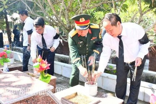 Lai Châu an táng 5 hài cốt liệt sĩ thanh niên xung phong