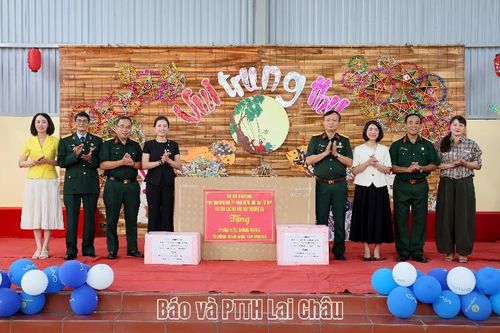 Tặng quà học sinh Tân Phong nhân dịp Tết Trung thu