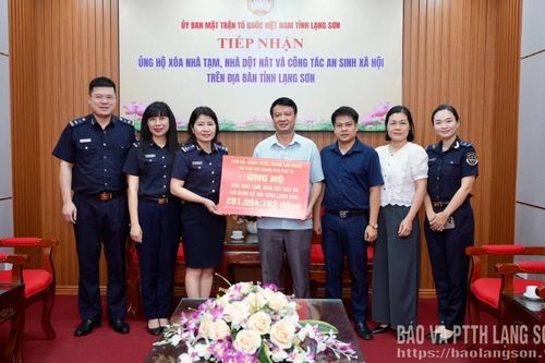 Chi cục Hải quan khu vực VI trao kinh phí ủng hộ chương trình xoá nhà tạm, nhà dột nát và an sinh xã hội trên địa bàn tỉnh