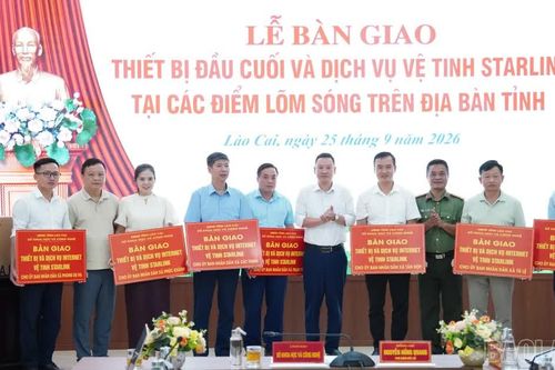 Bàn giao thiết bị hỗ trợ kết nối vệ tinh Starlink cho các địa phương, đơn vị tại các điểm lõm sóng