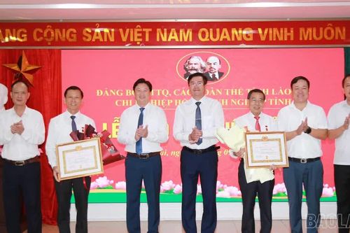 Trao tặng Huy hiệu Đảng cho 2 đảng viên Chi bộ Hiệp hội Doanh nghiệp tỉnh Lào Cai
