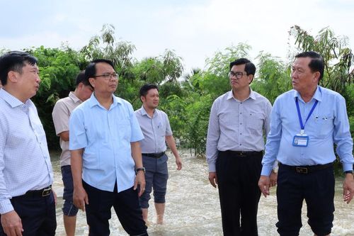 Phó Bí thư Thường trực Tỉnh ủy Lâm Đồng Đặng Hồng Sỹ kiểm tra, thăm hỏi người dân vùng ngập lụt Hàm Thắng