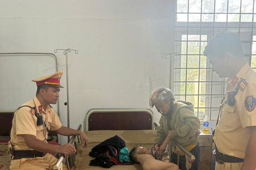 CSGT Lâm Đồng kịp thời hỗ trợ cháu bé bị co giật đến bệnh viện