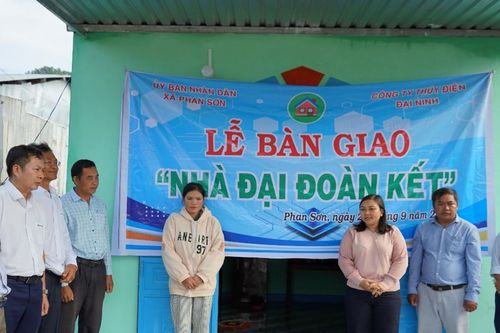 Công ty Thủy điện Đại Ninh bàn giao 2 căn nhà đại đoàn kết tại xã Phan Sơn