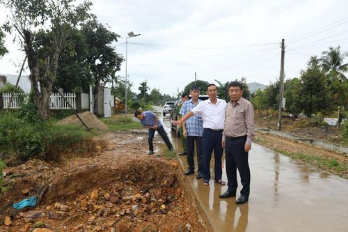 Phó Bí thư Tỉnh ủy Lâm Đồng Bùi Thắng kiểm tra, thăm hỏi người dân vùng ngập lụt Cát Tiên