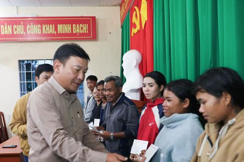 Phó Bí thư Tỉnh ủy Lâm Đồng Bùi Thắng thăm hỏi người dân vùng lũ Bảo Lâm 3