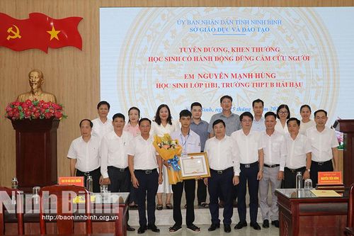 Tuyên dương, khen thưởng học sinh có hành động dũng cảm cứu người