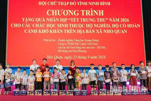 Xã Nho Quan trao quà cho học sinh có hoàn cảnh khó khăn nhân dịp Tết Trung thu