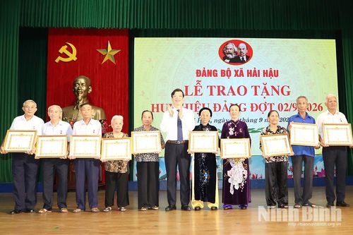 Đảng bộ xã Hải Hậu, xã Bình Sơn tổ chức trao Huy hiệu Đảng đợt 2/9