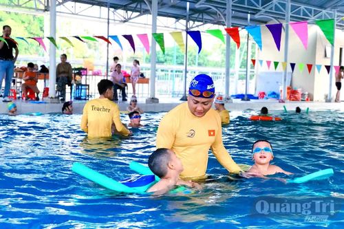 Thầy dạy bơi trưởng thành từ dòng Long Đại