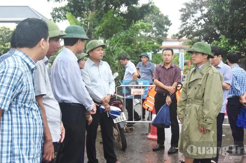 Đồng chí Phó Chủ tịch UBND tỉnh Lê Văn Bảo kiểm tra hố sụt lún tại xã Hiếu Giang