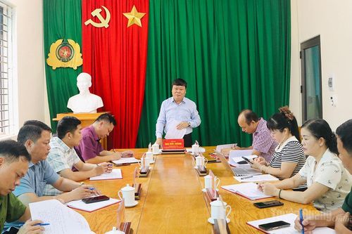 Giám đốc Báo và phát thanh, truyền hình Tuyên Quang làm việc tại xã Thắng Mố