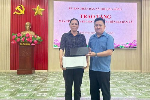 Thượng Nông trao tặng 7 bộ máy tính và máy in phục vụ chuyển đổi số tại cơ sở