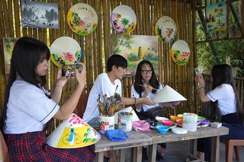 Người Nhật học vẽ nón lá