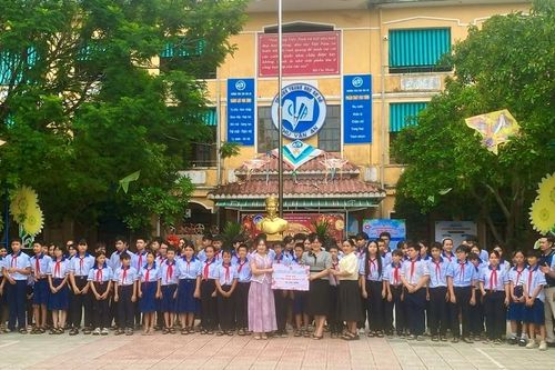 Trao tặng gần 100 thẻ bảo hiểm y tế cho học sinh khó khăn