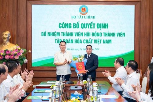 Ông Nguyễn Văn Đông nhận quyết định bổ nhiệm Thành viên HĐTV Vinachem