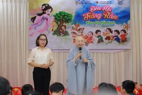 Hơn 200 em thiếu nhi vui Tết Trung thu tại chùa Long Phước