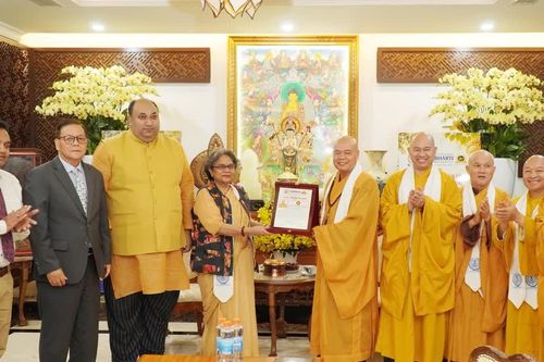 Thượng tọa Thích Thanh Phong nhận giải thưởng 'Người thắp sáng diệu pháp toàn cầu'