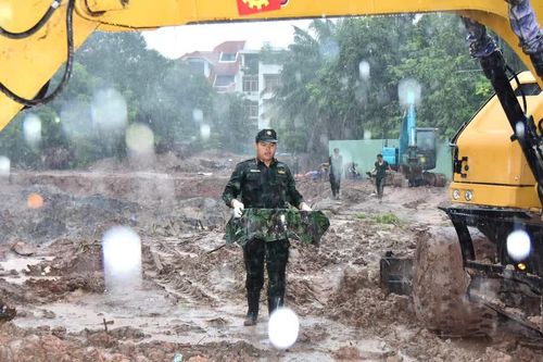 Dù mưa, các lực lượng vẫn làm nhiệm vụ, tìm thấy thêm 1 bộ hài cốt liệt sĩ ở Công viên Lê Thị Riêng