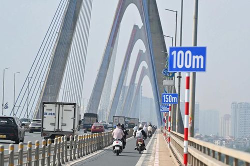 Cục CSGT: Biển báo, vạch xác định khoảng cách trên cầu Nhật Tân chủ yếu để tuyên truyền