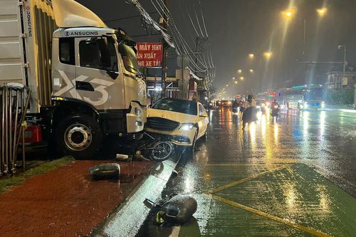 TP.HCM: Xe Mercedes tông nhiều xe máy chạy cùng chiều, 1 người tử vong