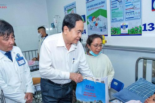 Chủ tịch Quốc hội Trần Thanh Mẫn thăm, tặng quà bệnh nhi tại Bệnh viện Nhi đồng 1 thành phố Hồ Chí Minh