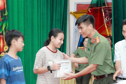Lan tỏa yêu thương, vun đắp niềm vui Trung thu từ Công an cơ sở